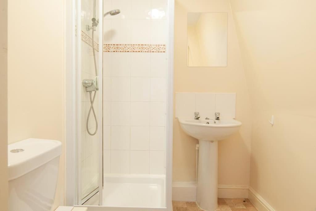 *New* 2-Bed Modern Apartment Burton-upon-Trent Exterior photo